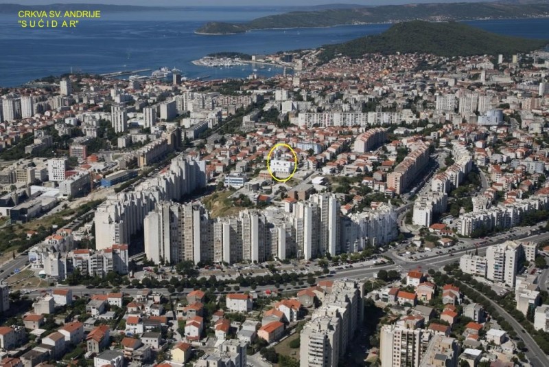 FOTOGRAFIJA SUĆIDRA I CRKVE IZ ZRAKA
